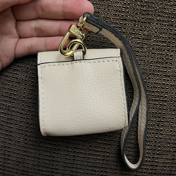 STEVE MADDEN Airpods Case - Picture 3 of 5